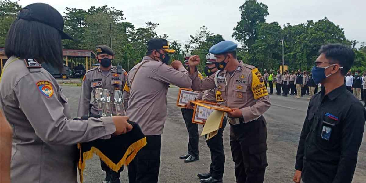 Personel Polres Mimika menerima penghargaan, Senin (29/3/2021). Foto: Salmawati Bakri/Papua60detik